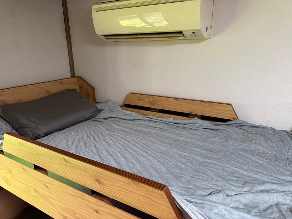 bunk bed, air conditioner