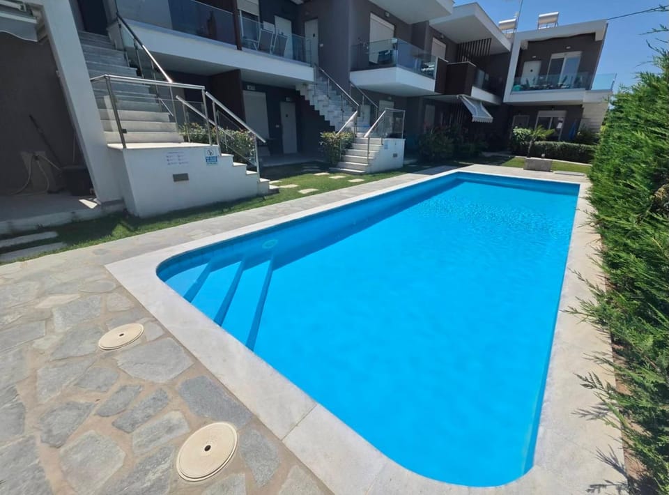Property building, Day, Pool view, Swimming pool