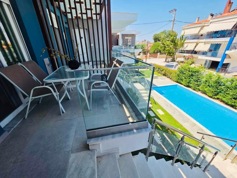 Property building, Patio, Balcony/Terrace, Pool view