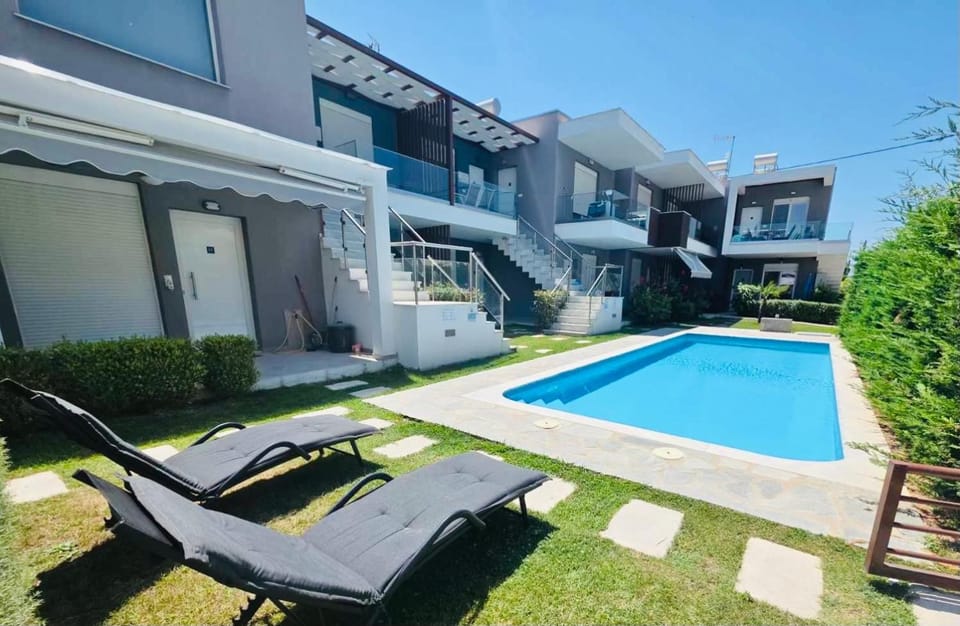 Property building, Garden view, Swimming pool, sunbed