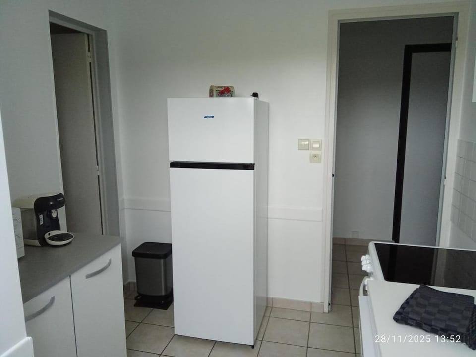Kitchen or kitchenette, minibar