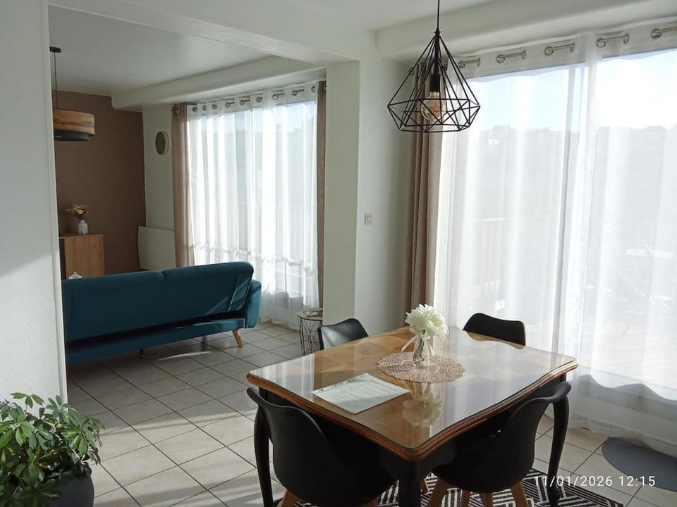 Seating area, Dining area