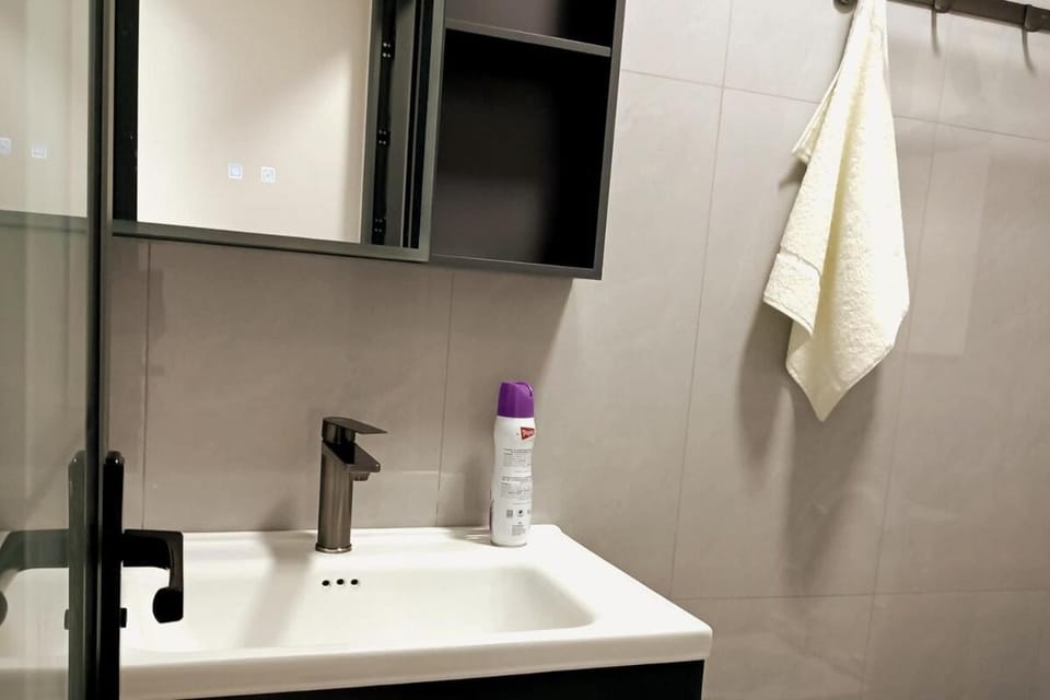 Bathroom, towels