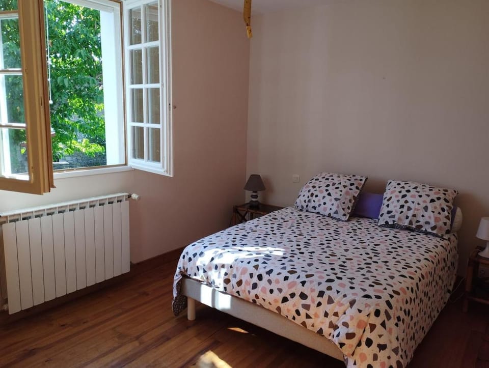 Bed, Photo of the whole room, Bedroom, internet