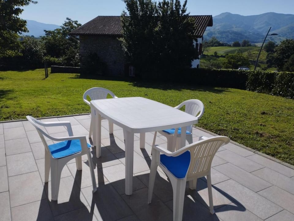 Property building, Patio, Spring, Day, Natural landscape, Garden, Dining area, Garden view, Mountain view