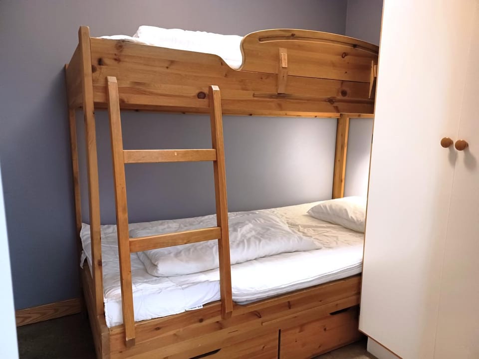 Bedroom, bunk bed
