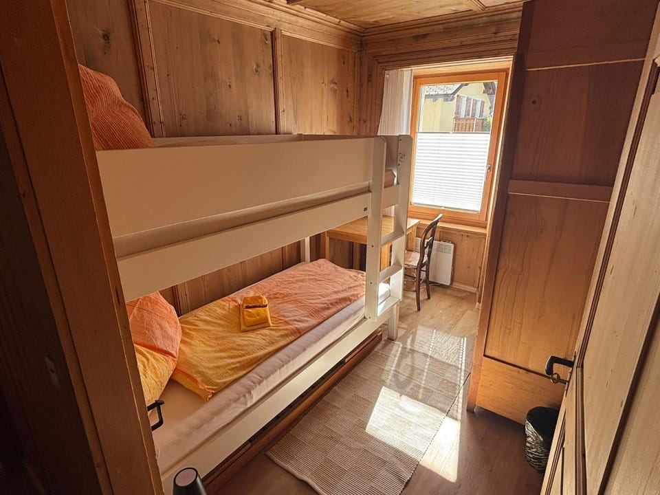Bedroom, bunk bed