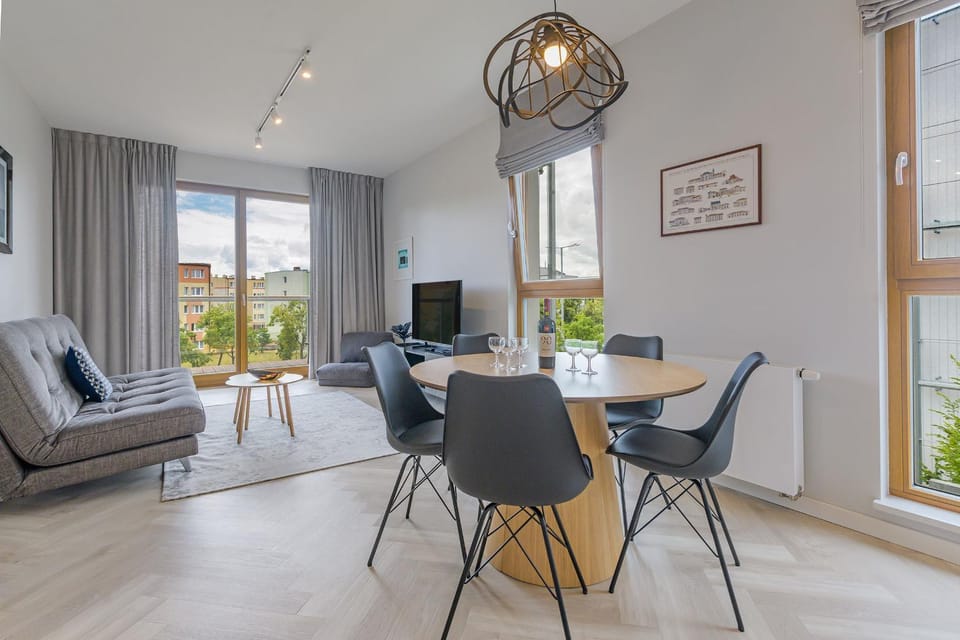 TV and multimedia, Living room, Seating area, Dining area