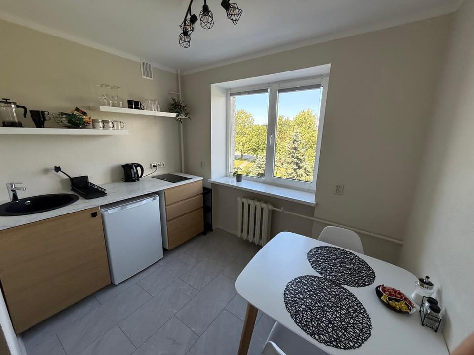 Coffee/tea facilities, Kitchen or kitchenette, Dining area, stove
