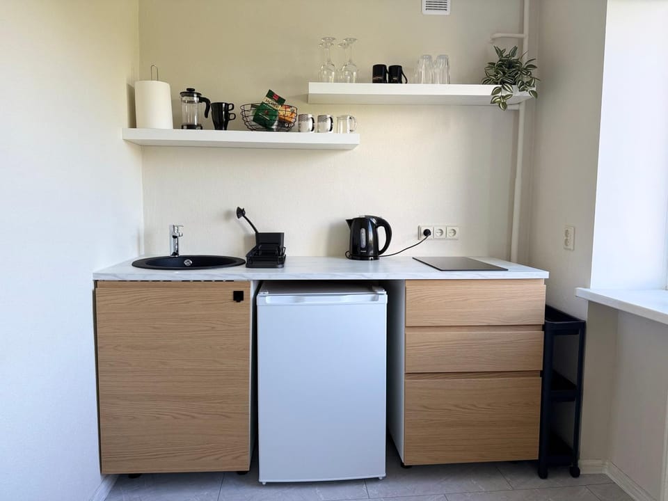 Coffee/tea facilities, Kitchen or kitchenette, stove