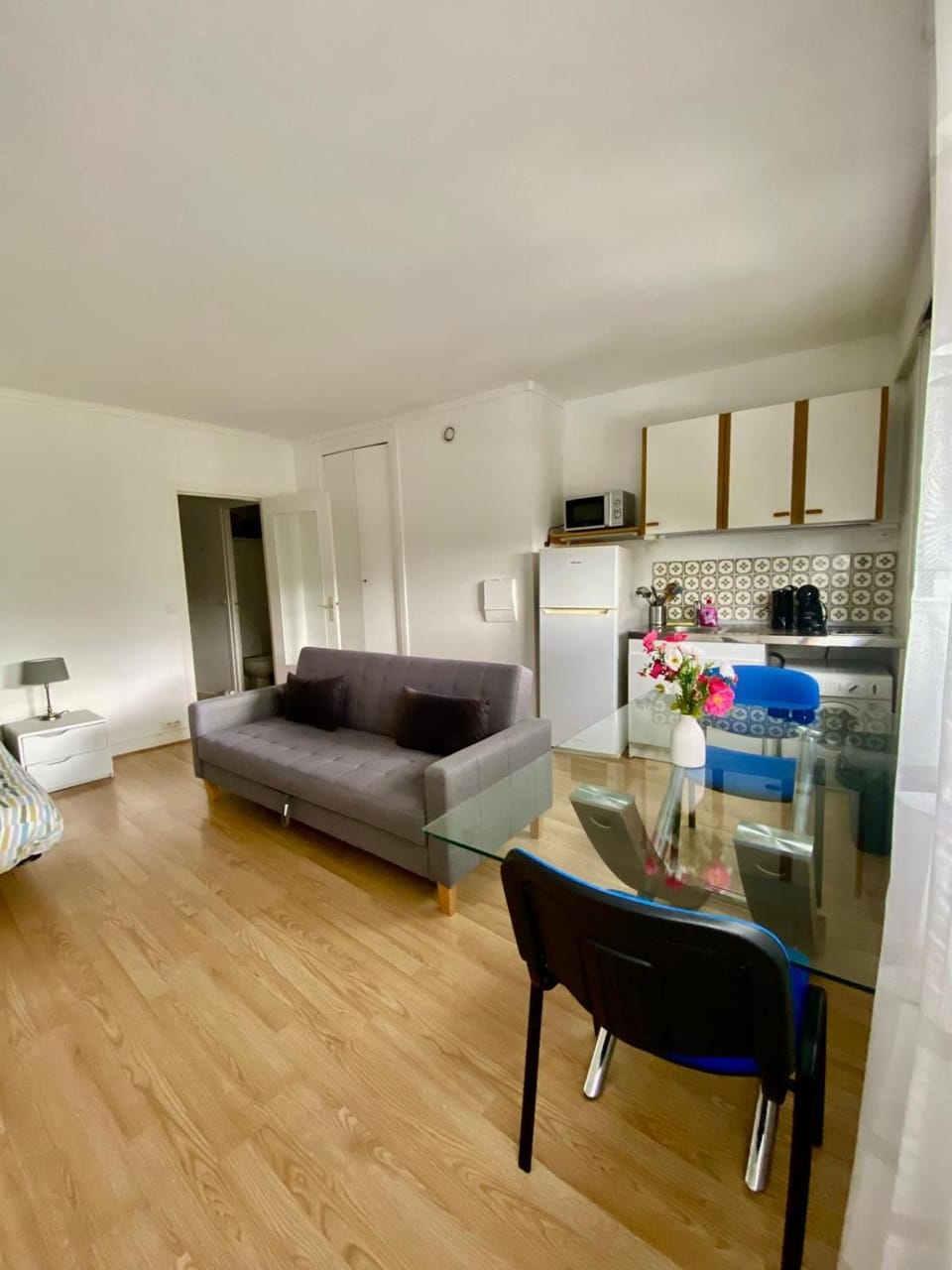 Kitchen or kitchenette, Living room, Dining area, oven, stove