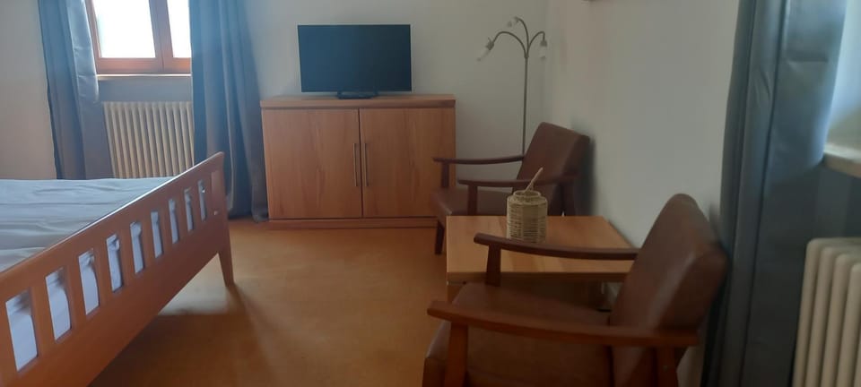 Bed, TV and multimedia, Photo of the whole room, Seating area, Bedroom