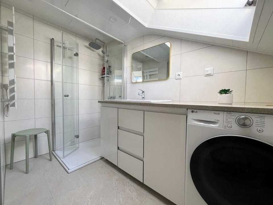 Bathroom, washing machine