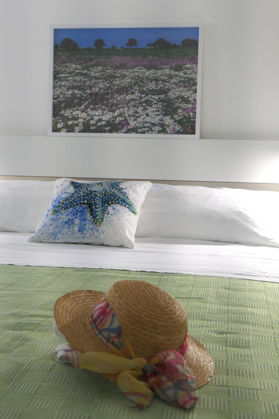 Bed, Photo of the whole room, Decorative detail, Bedroom