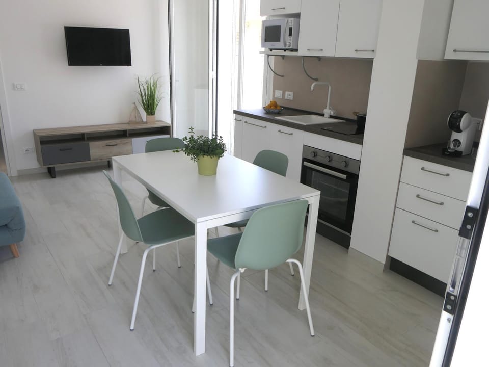 TV and multimedia, Kitchen or kitchenette, Dining area, dishwasher, oven, stove, toaster