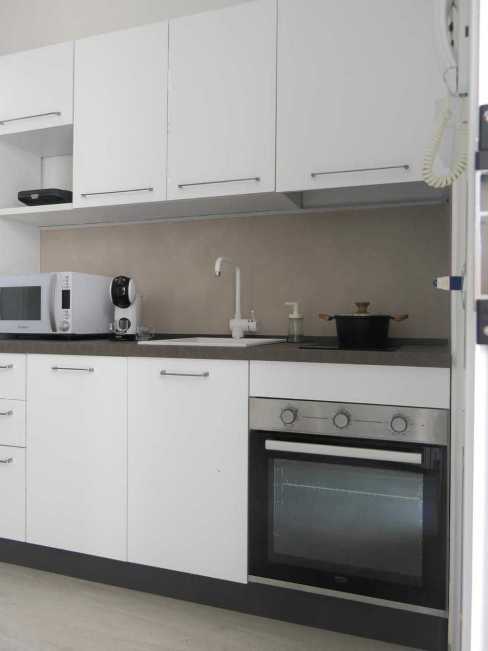Kitchen or kitchenette, dishwasher, stove