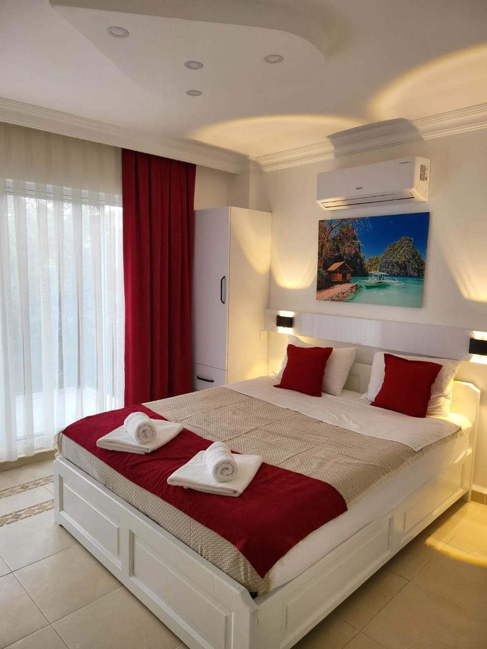 Bed, Photo of the whole room, Bedroom, towels