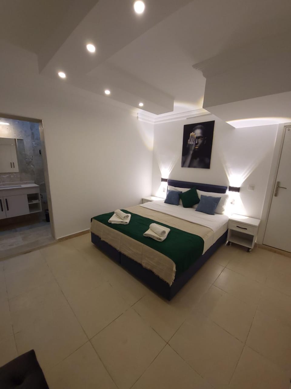 Bed, Photo of the whole room, Bedroom, towels