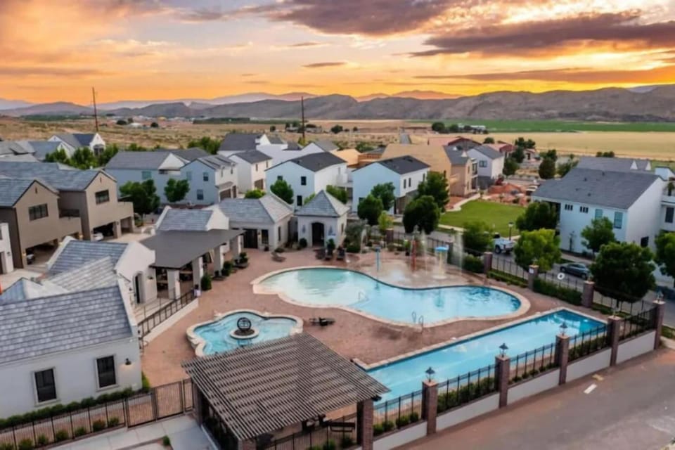 Desert Haven near Zion with Pool and Hot Tub House in Hurricane