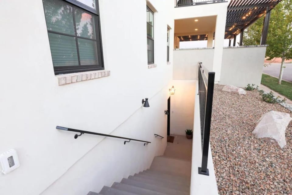 Desert Haven near Zion with Pool and Hot Tub House in Hurricane