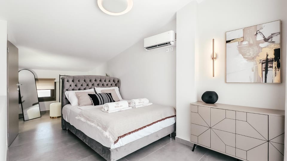 Bed, Photo of the whole room, Bedroom, air conditioner