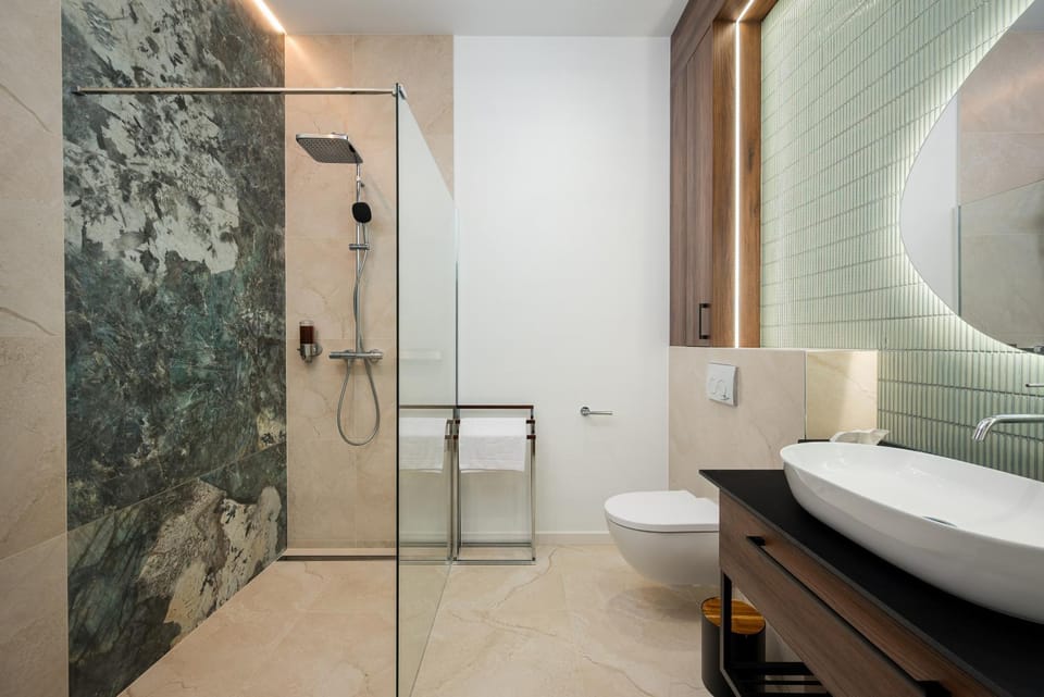 Shower, Toilet, Bathroom, towels