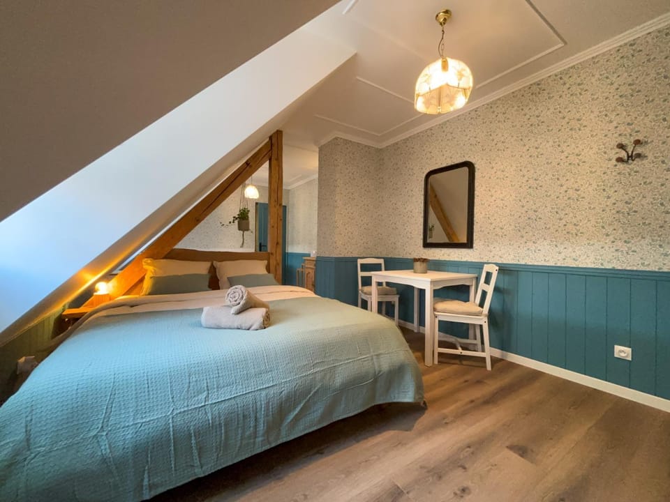 Bed, Photo of the whole room, Seating area, Dining area