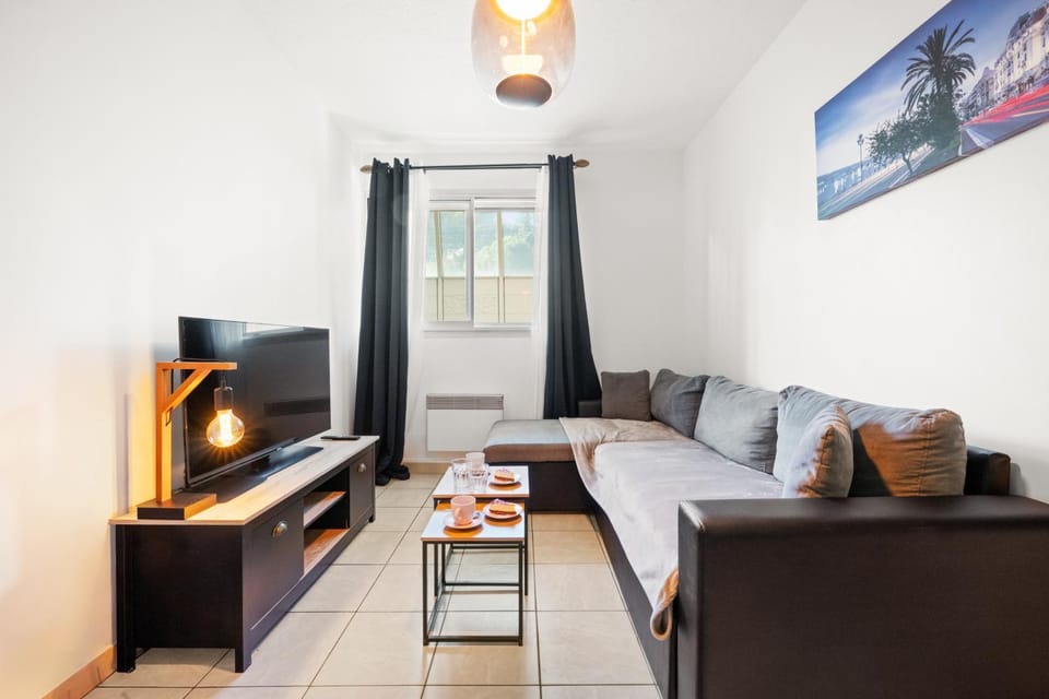 Bed, TV and multimedia, Living room, Photo of the whole room, Seating area, Bedroom