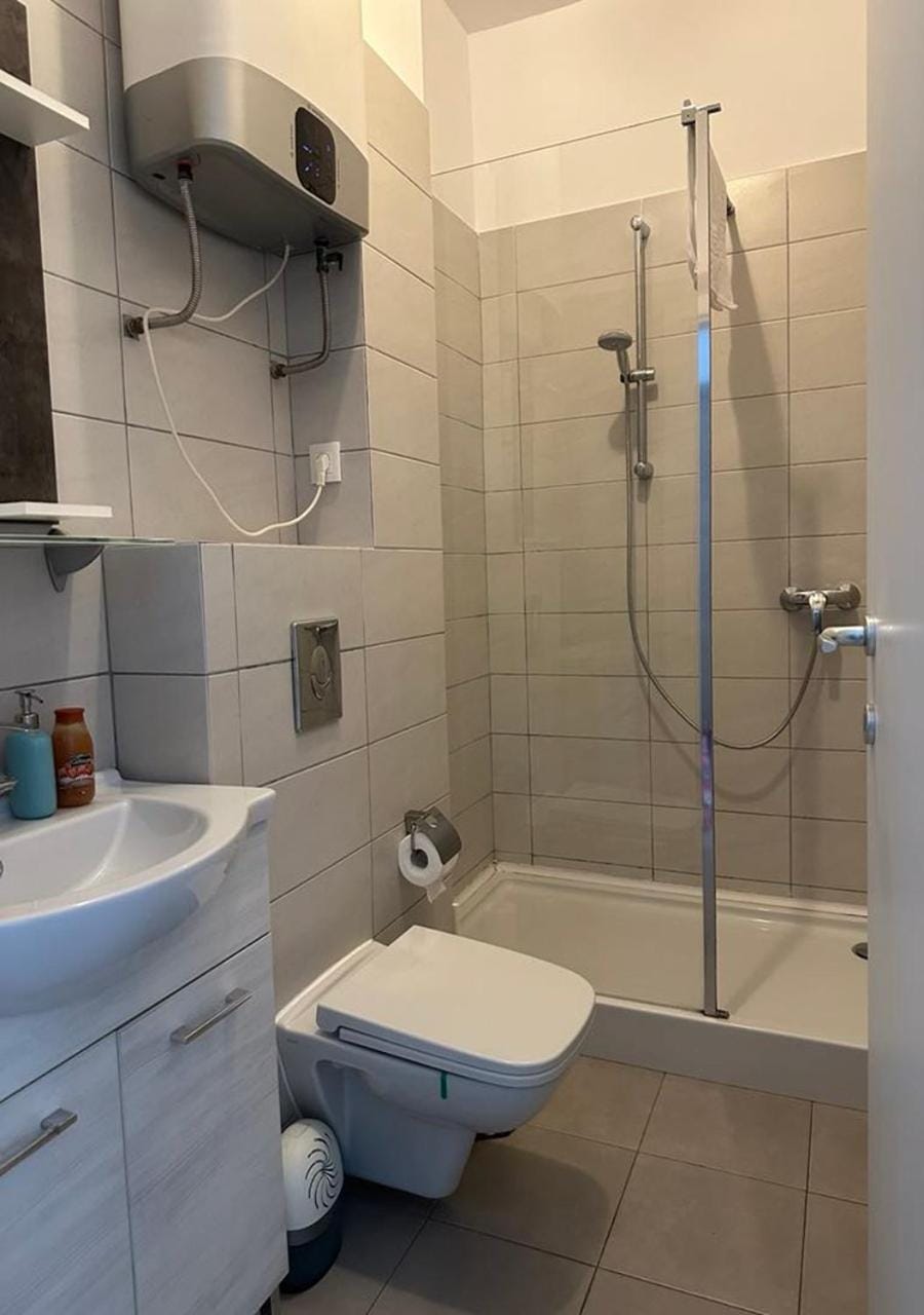 Shower, Toilet, towels