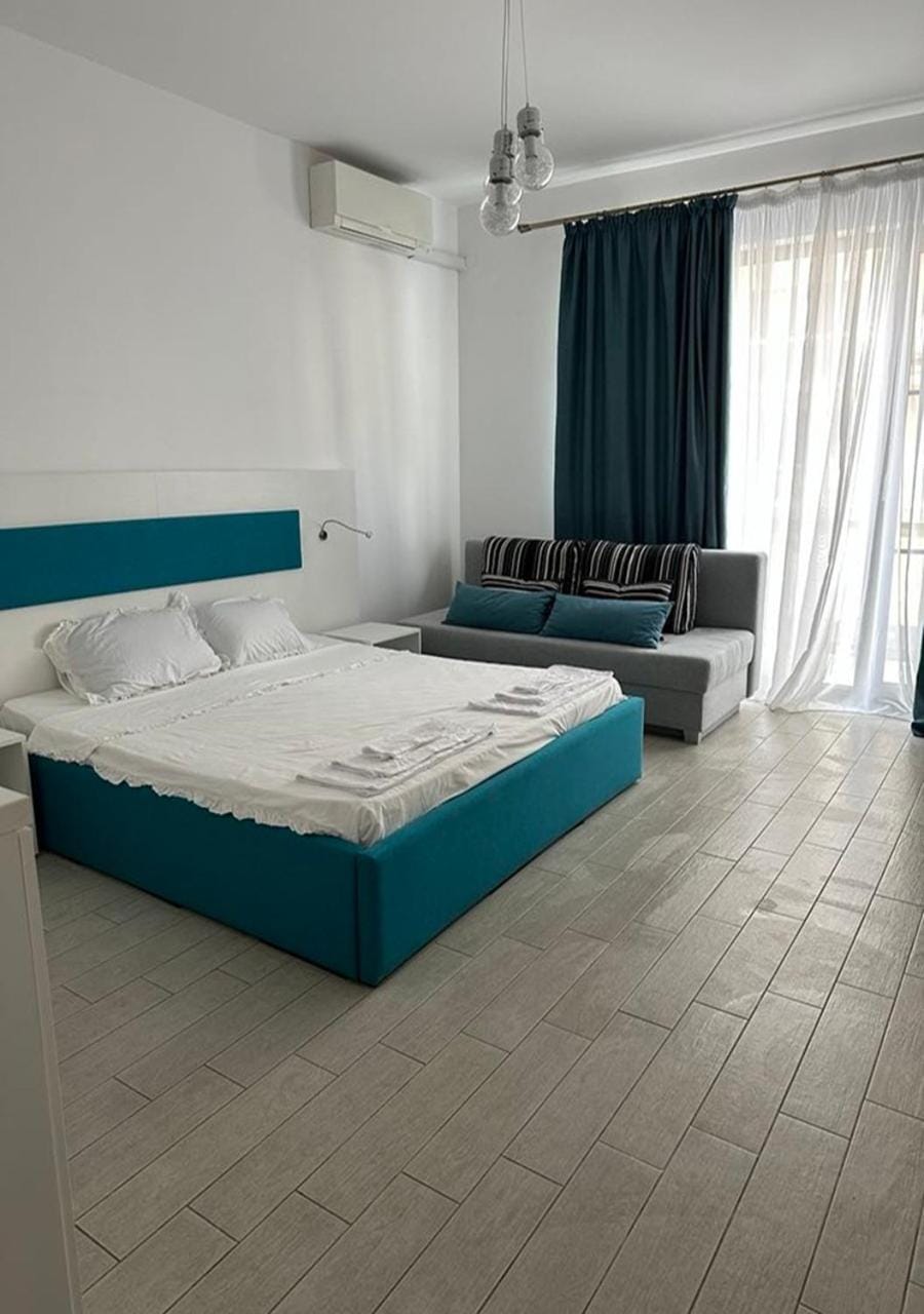 Bed, towels
