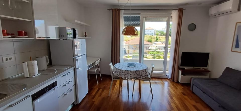 TV and multimedia, Living room, Seating area, Dining area, dishwasher, oven, stove, kitchen