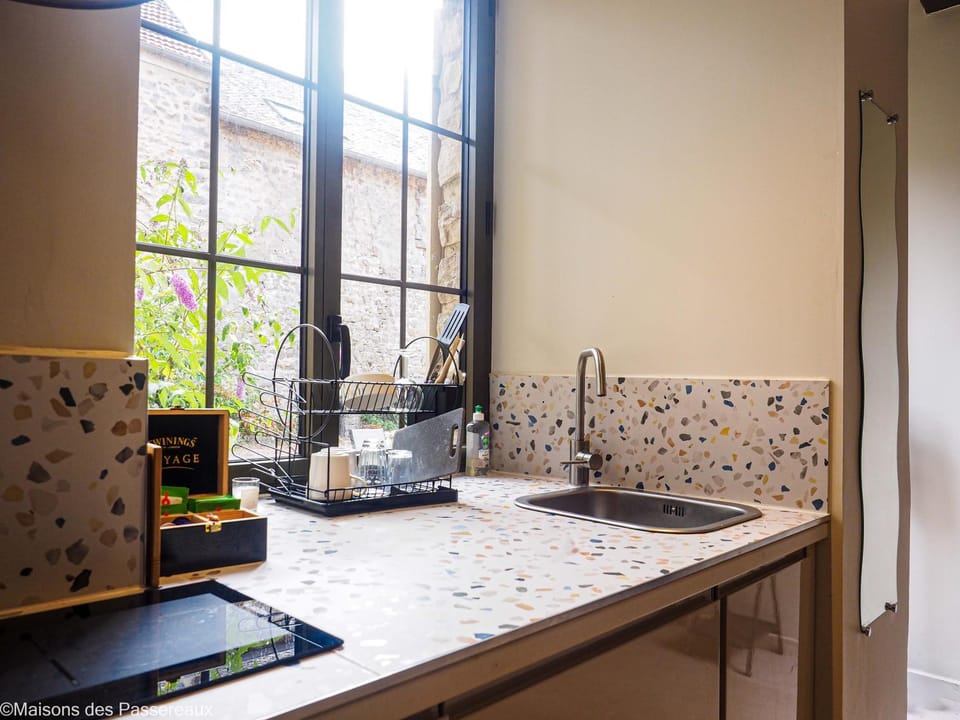 Kitchen or kitchenette, Dining area, stove