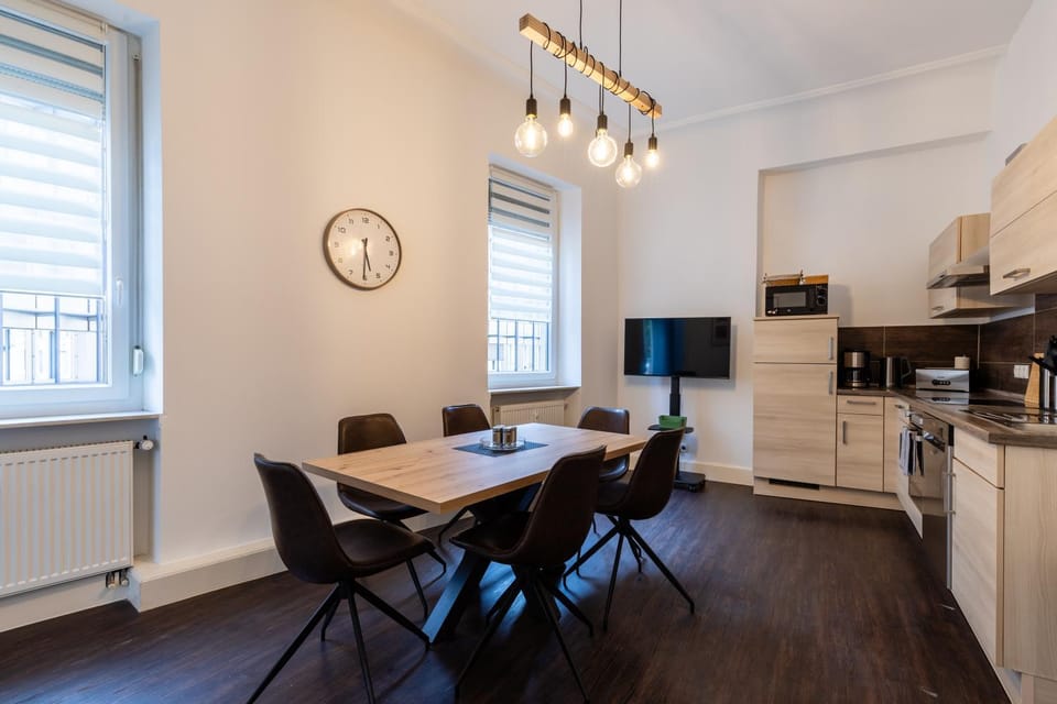 Kitchen or kitchenette, Dining area, oven, stove