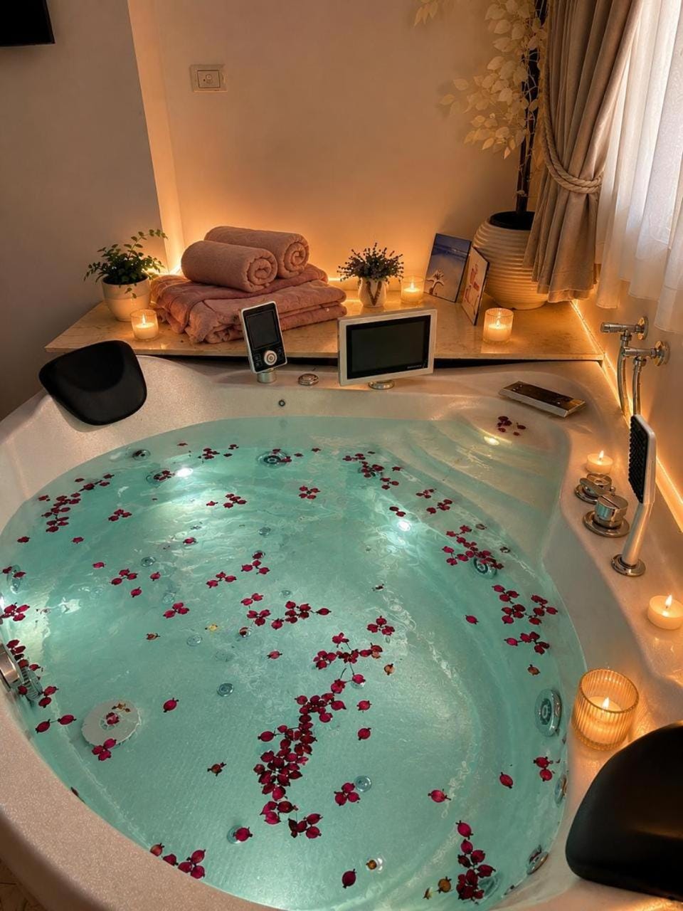 Natural landscape, Hot Tub, Pool view, Swimming pool, Bath