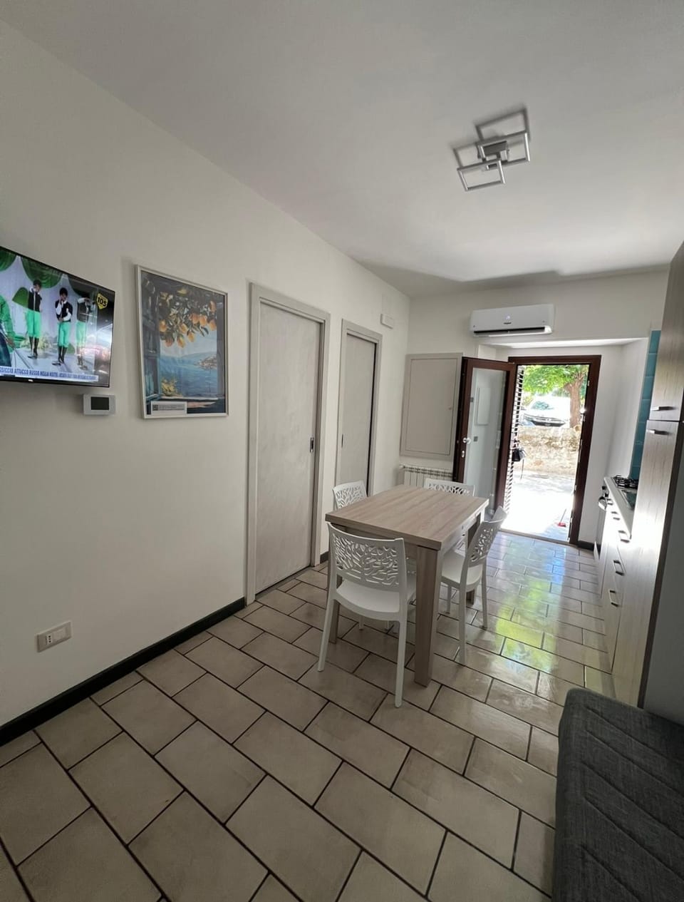 TV and multimedia, Living room, Seating area, Dining area