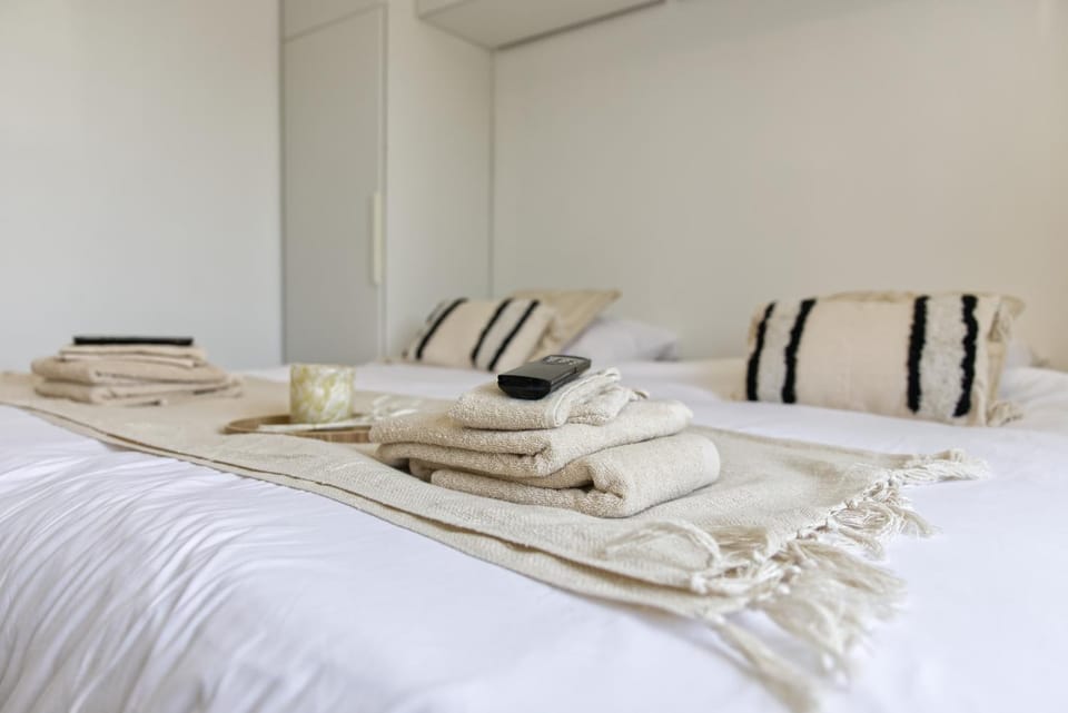 Bed, Photo of the whole room, Bedroom, towels