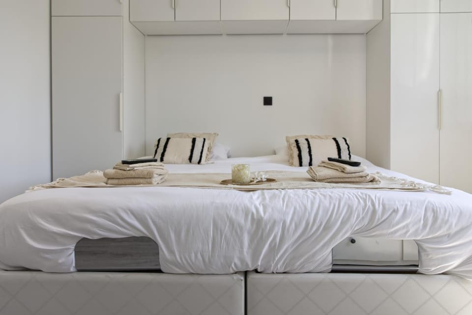 Bed, Photo of the whole room, Bedroom, furniture, towels