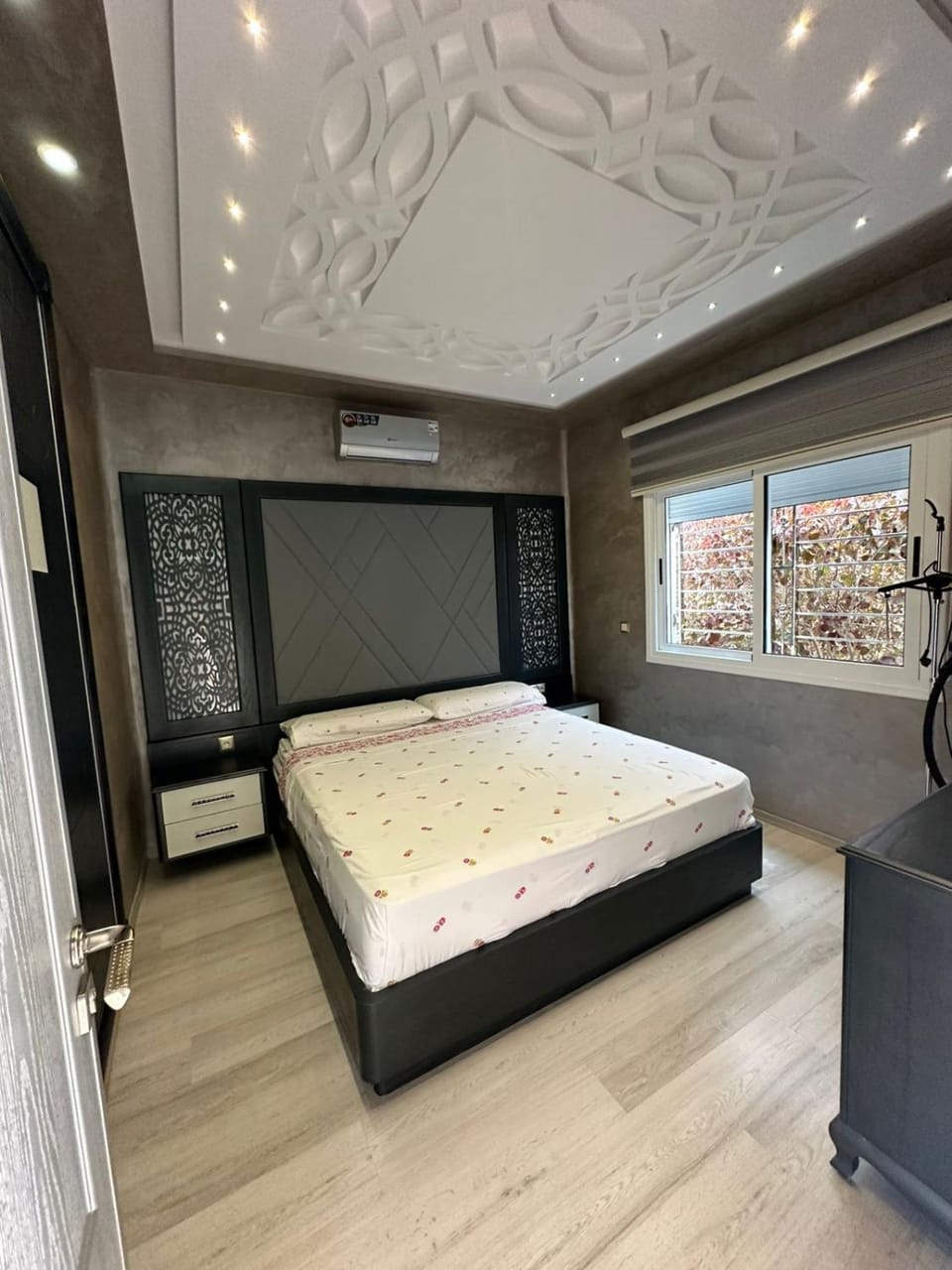 Bed, TV and multimedia, Photo of the whole room, Bedroom, air conditioner