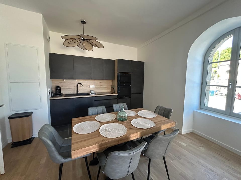 Kitchen or kitchenette, Dining area