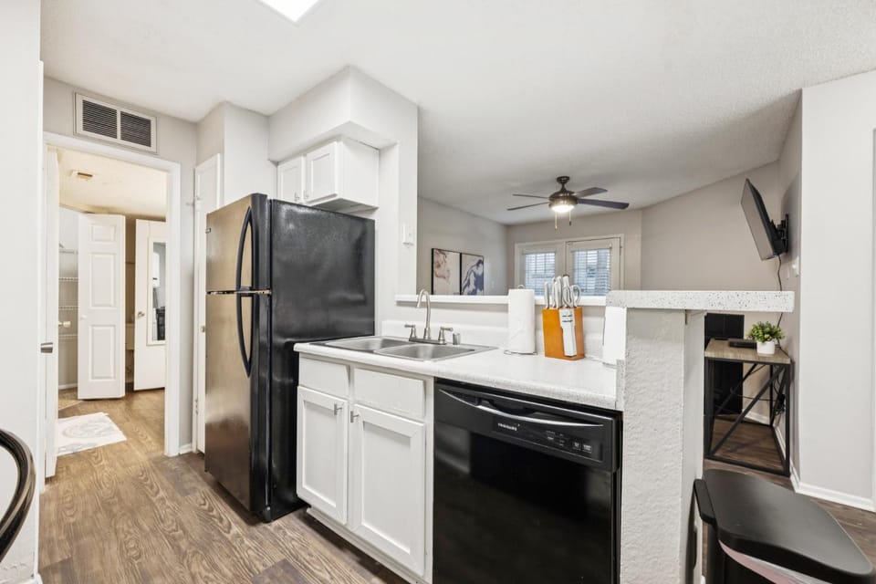 The Davis 412 I Spacious 1 Bed 1 Bath Apartment in Huntsville