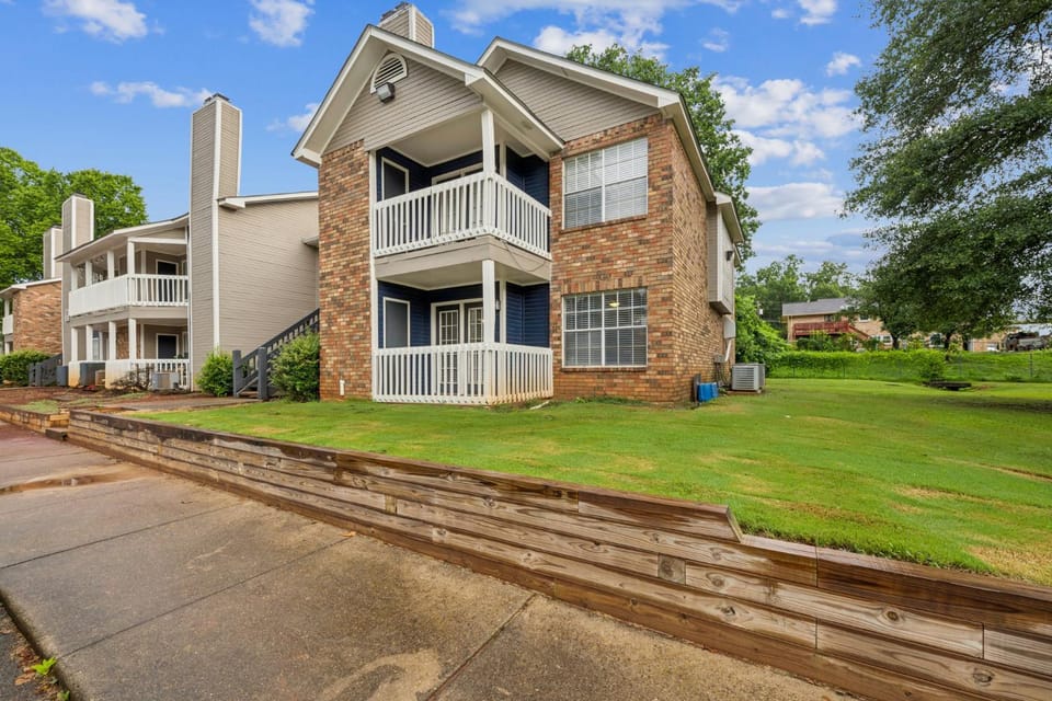 The Davis 817 I Spacious and Comfy 1 Bed 1 Bath Apartment in Huntsville