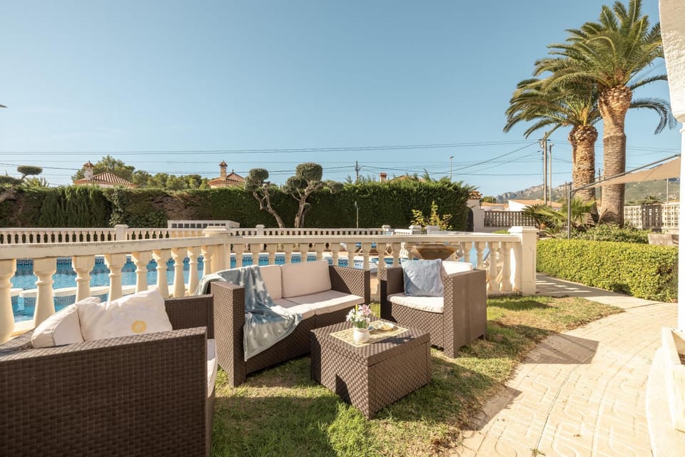 Property building, Balcony/Terrace, Living room