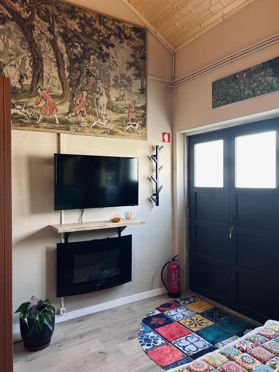 Communal lounge/ TV room, Facade/entrance, TV and multimedia, fireplace