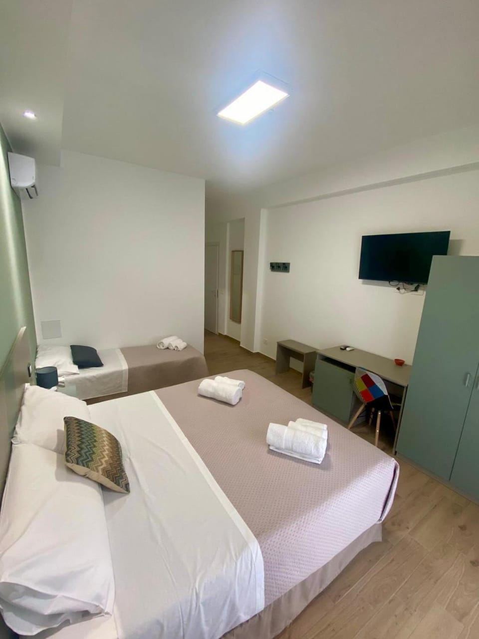 Bed, TV and multimedia, Photo of the whole room, Bedroom, towels