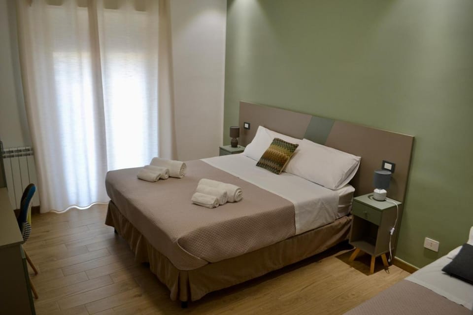 Bed, Kitchen or kitchenette, Photo of the whole room, Bedroom, towels