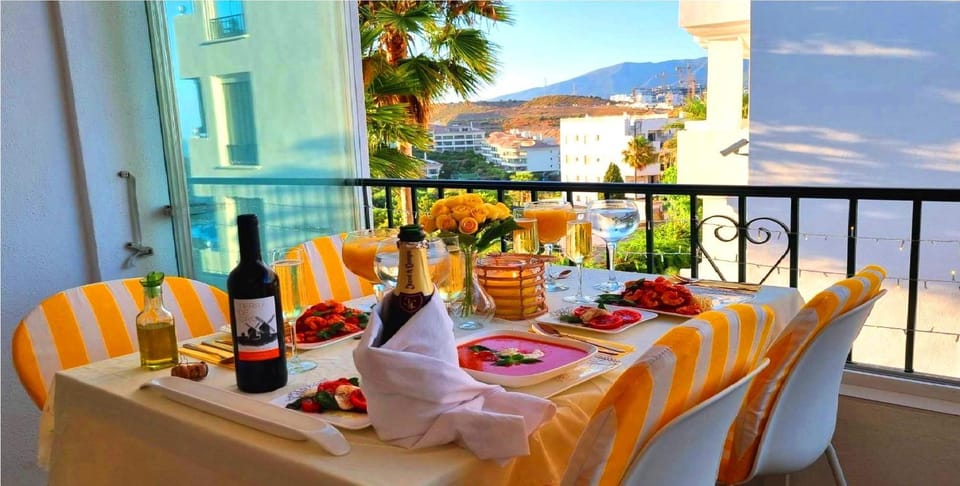 Natural landscape, Balcony/Terrace, Food and drinks, Dining area, Mountain view