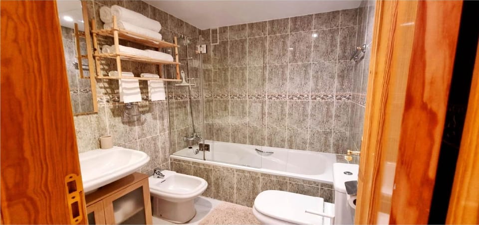 Shower, Toilet, Bathroom, Bath, bidet, towels