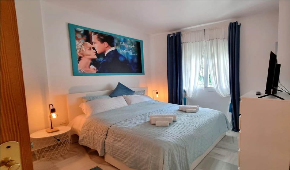 Bed, TV and multimedia, Photo of the whole room, Bedroom, towels