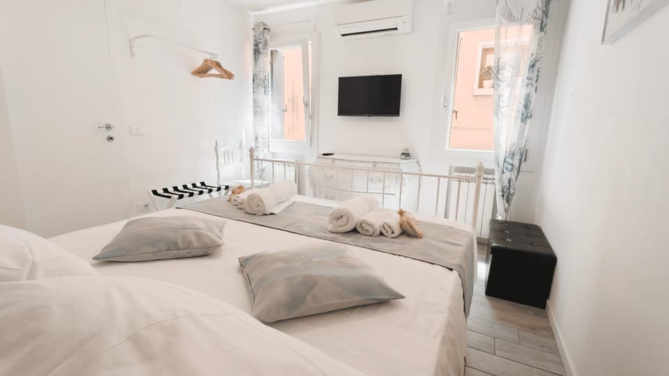 Bed, TV and multimedia, Photo of the whole room, Bedroom, towels, air conditioner