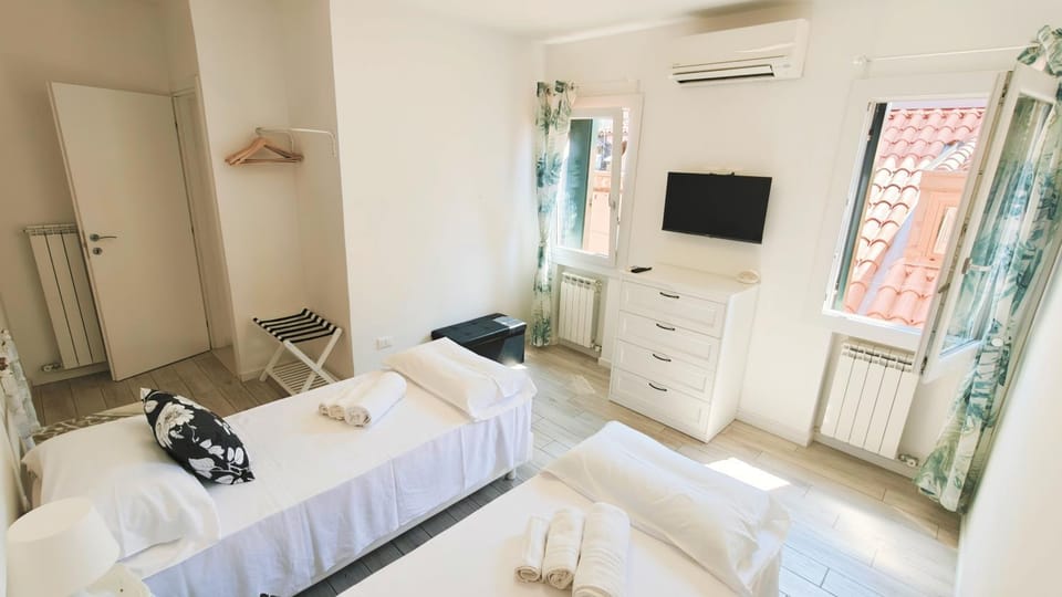 Bed, TV and multimedia, Photo of the whole room, Bedroom, towels, wardrobe, air conditioner